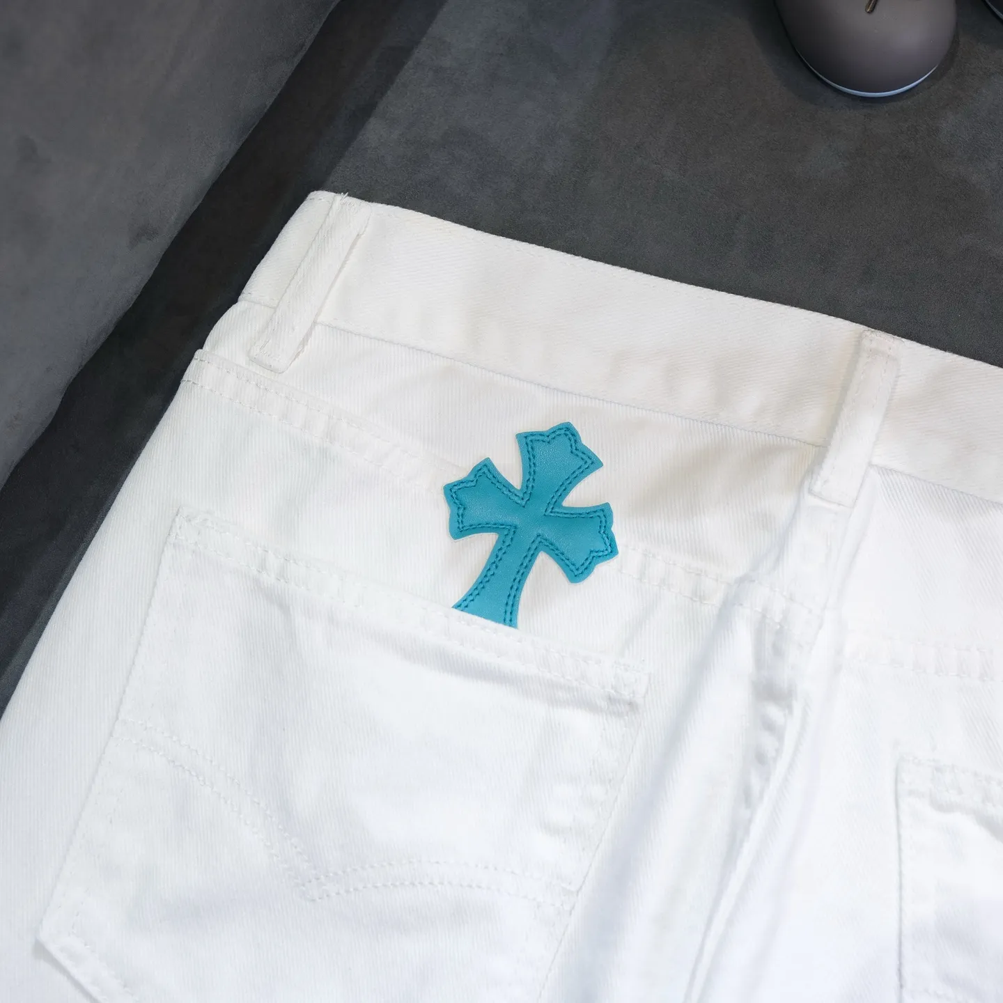 P240 Chrome Hearts Chrome Hearts 2025 New Ice Blue Cross Patch Leather Couple Style Washed Loose Jeans. Styles with different wash textures are very friendly to people with thin legs and thick legs. The straight and loose version is very flattering to the leg shape. The timeless moderate length makes it easy to match casually. It is the basis of various styles and is a must-have in the wardrobe! The fabric is stiff but also makes the upper body soft without losing texture. The washing process is even more perfect. It is a must-have item for everyone! ! ! Size: 28/30/32/34 Waist: 73/78/83/88 Hips: 99/104/109/114 Pants length: 102/104/106/108